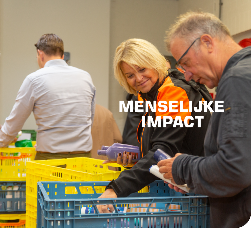 Foto van mensen in een voedselbank